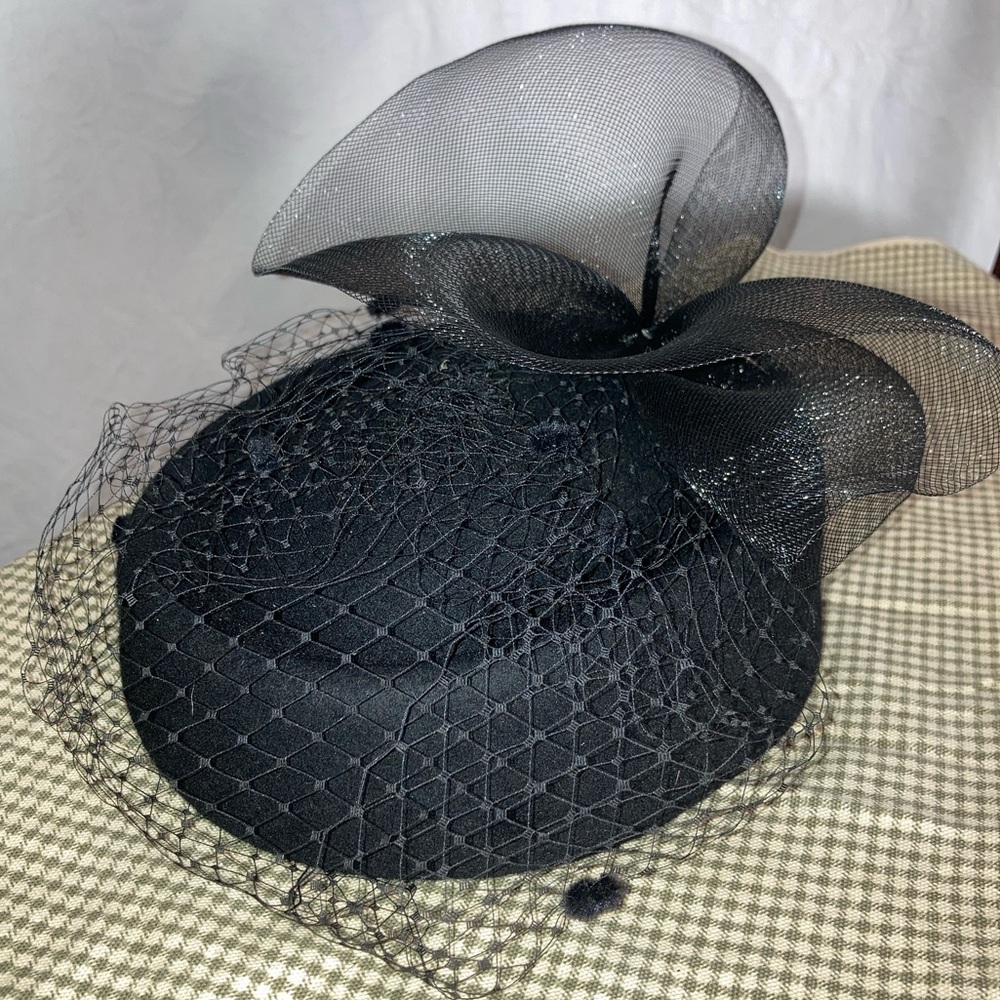Vintage veiled black felt hat - fascinator/cocktail type.